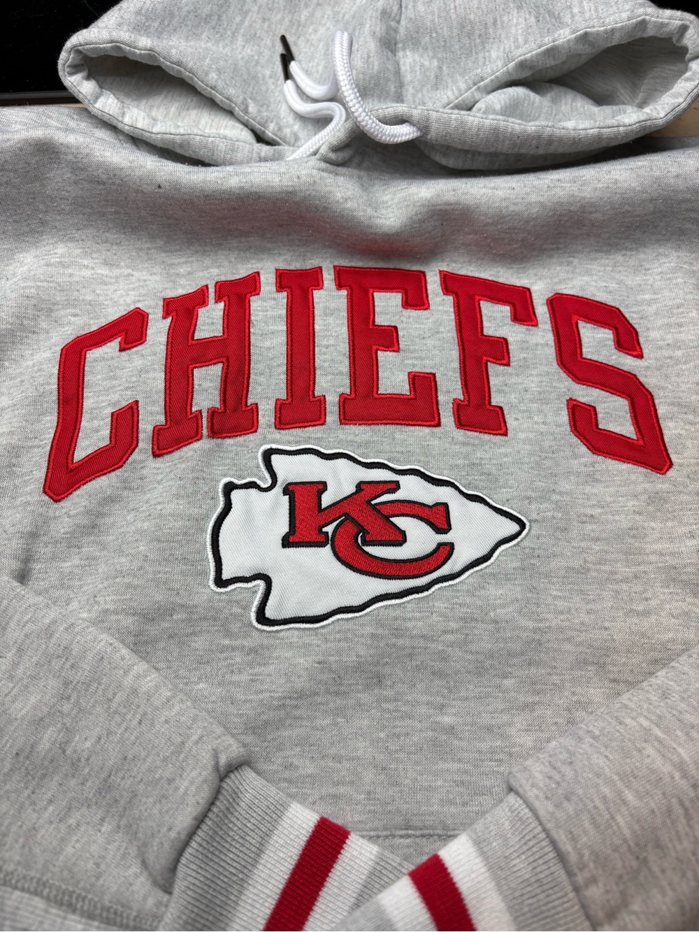 Like new! NFL KC Chiefs Tackle Twill Gray Pullover Hoodie - Women's SM - Picture 2 of 5